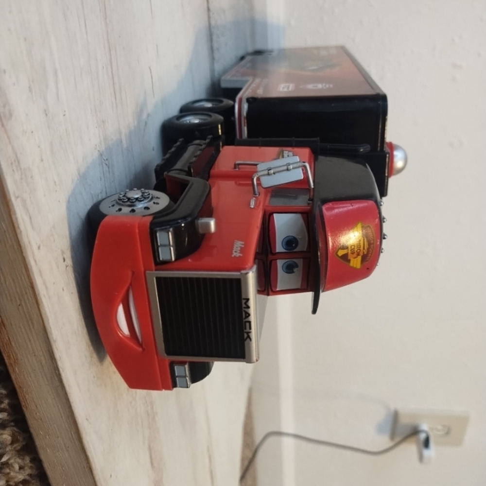 DISNEY PIXAR CARS DISNEY STORE CARBON RACER MACK LAUNCHER W/ LIGHTNING MCQUEEN